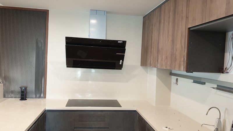 Đá ốp mặt bếp đá nhân tạo với ưu điểm uốn cong theo ý thích và phù hợp với không gian thoải mái, sử dụng tiện nghi thẩm mỹ mang lại cho không gian cao.