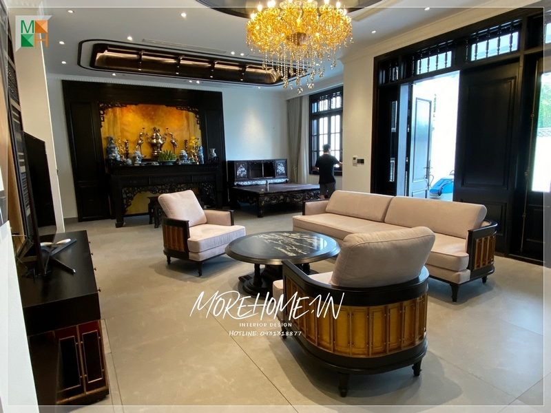 Bàn thờ gia tiên có màu đen phong cách Indochine là một biểu tượng của sự tôn trọng và kính trọng đối với thế hệ đi trước, mang lại may mắn và bình an cho người thân trong gia đình.